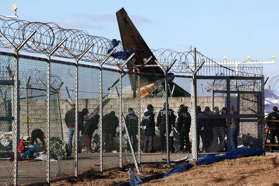 昨年１２月３１日午後、全羅南道（チョルラナムド）務安（ムアン）国際空港チェジュ航空旅客機惨事の現場で、米国連邦空港庁、交通安全委員会、ボーイングなど韓米合同調査関係者が事故旅客機と衝突で倒れたローカライザーなどを調査している。 チャン・ジニョン記者