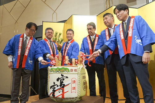 【鏡開きに臨む小川会頭（右から3人目）、一見知事（同4人目）ら＝四日市市安島1丁目で】