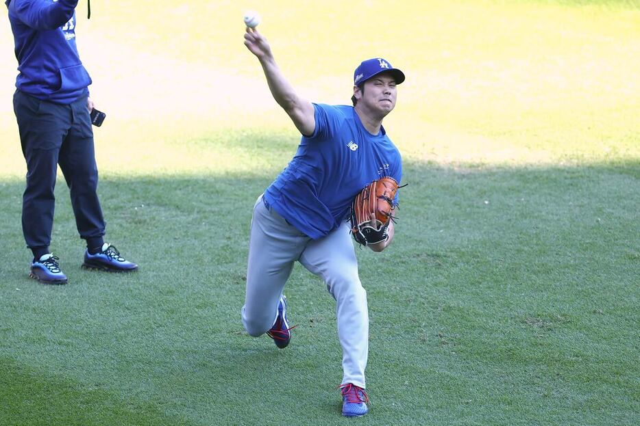 キャッチボールをする大谷翔平