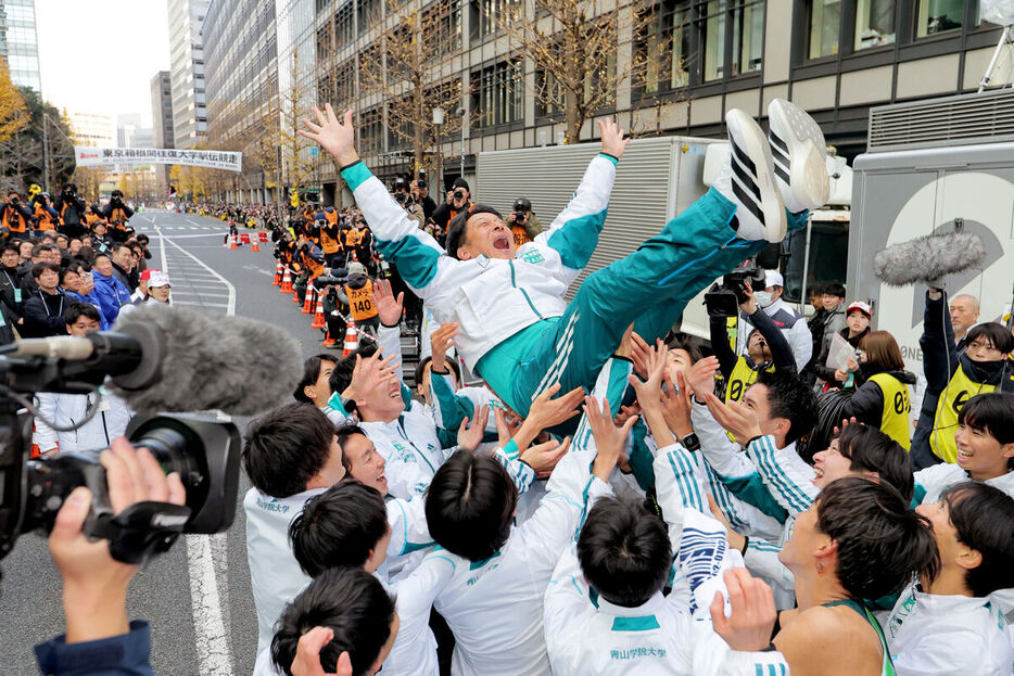 ８度目の総合優勝で胴上げされる青学大・原監督（カメラ・小泉　洋樹）