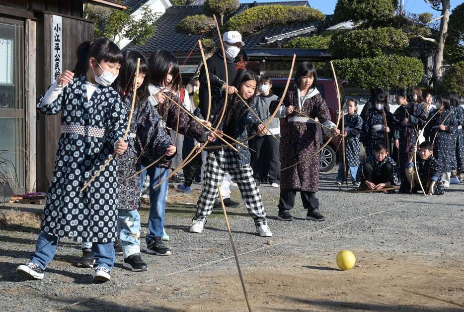 転がる的を狙って矢を放つ子どもたち＝２日、枕崎市桜木町の小江平公民館