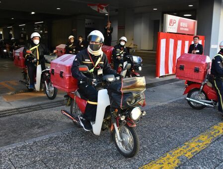 年賀状を積んで受け持ちの地域へ出発する配達へ＝1日朝、佐賀中央郵便局