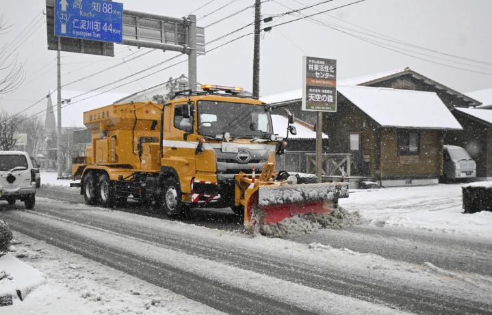 久万高原町の国道33号を走行する除雪車＝9日午前9時5分ごろ、同町久万