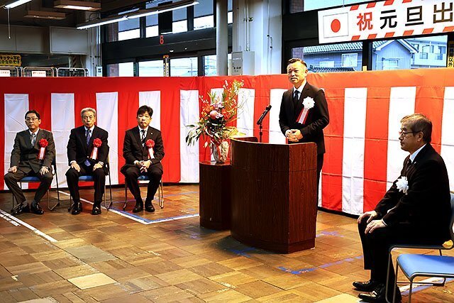 あいさつをする穴倉富山南郵便局長（右から２人目）