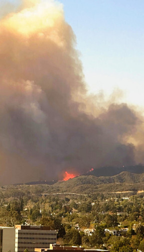 ７日、米ロサンゼルス西部で発生した山火事＝後藤香代撮影