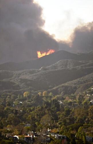 ７日、米ロサンゼルス西部で発生した山火事＝後藤香代撮影