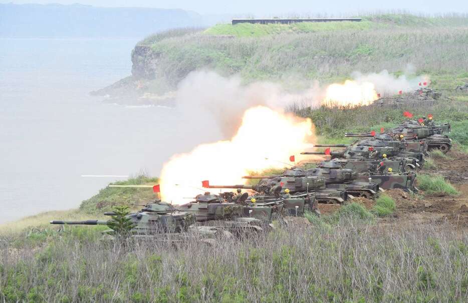 2017年5月、軍事演習で洋上の目標に向けて射撃する台湾軍の戦車＝台湾・澎湖諸島（田中靖人撮影）