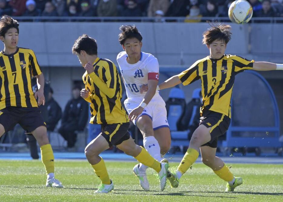 明秀日立-東海大相模　後半4分、シュートを相手に阻まれる明秀日立・竹花(10)=UvanceとどろきスタジアムbyFujitsu