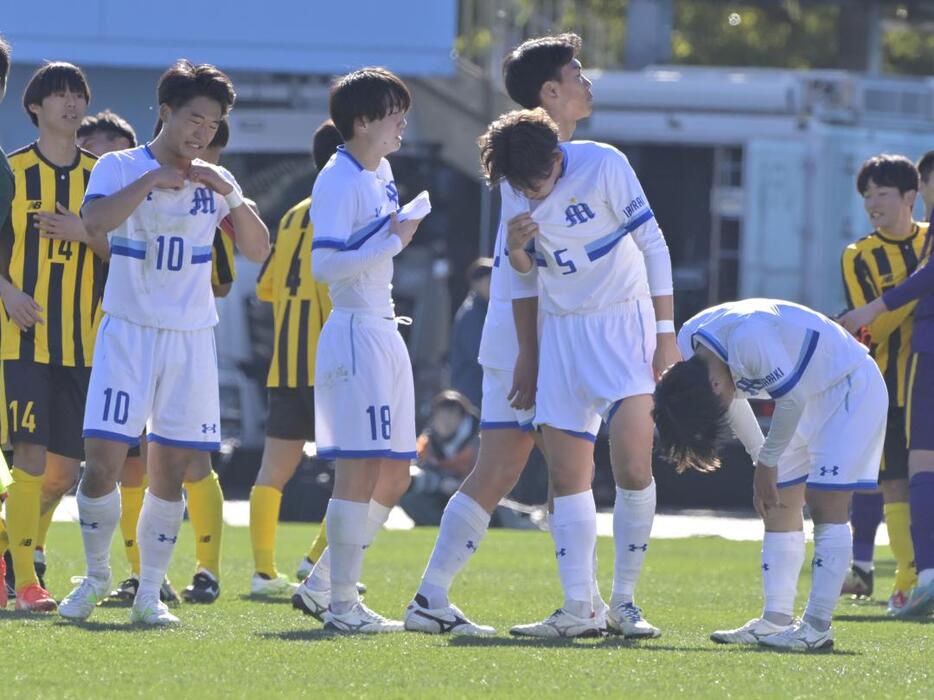 明秀日立―東海大相模　試合終了後、準々決勝敗退に泣き崩れる明秀日立の選手たち=UvanceとどろきスタジアムbyFujitsu