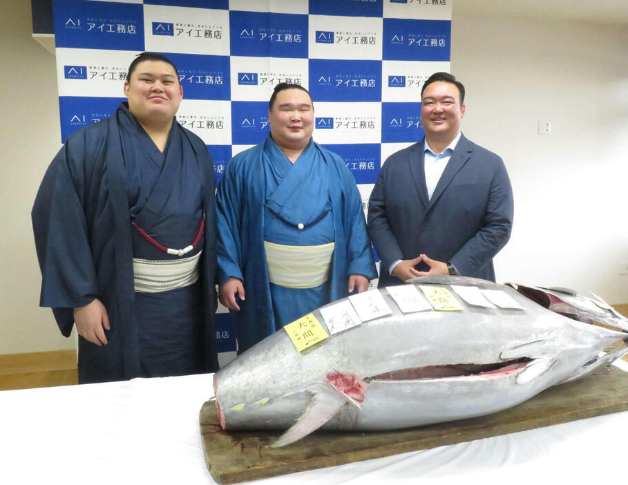 初競りで落札された青森・大間産の126キロのホンマグロを前に、笑顔を見せる右から二所ノ関親方、白熊、大の里