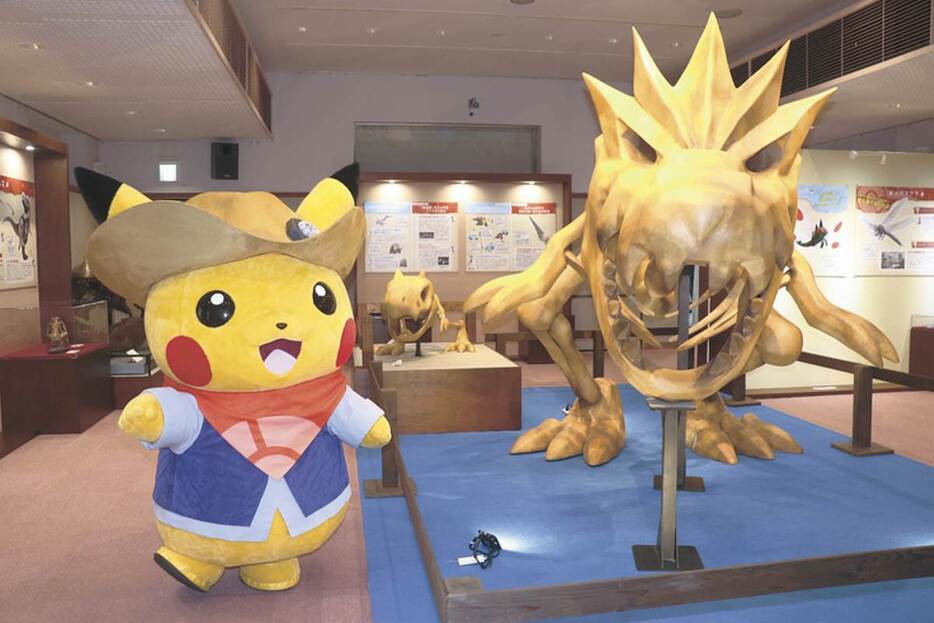 「カセキポケモン」と現実の化石・古生物を見比べて古生物学を楽しく学べる特別展「ポケモン化石博物館」＝防府市寿町