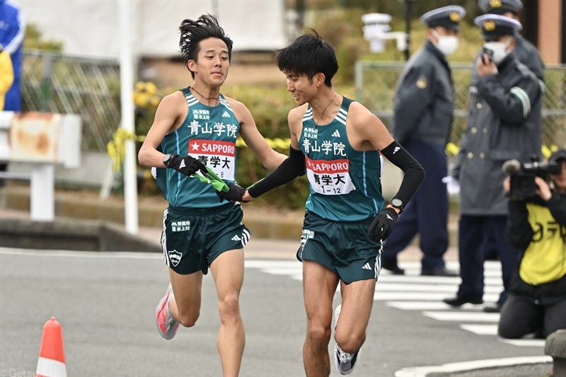 箱根駅伝8区を首位で通過した青学大（塩出翔太から9区田中悠登へのタスキリレー）