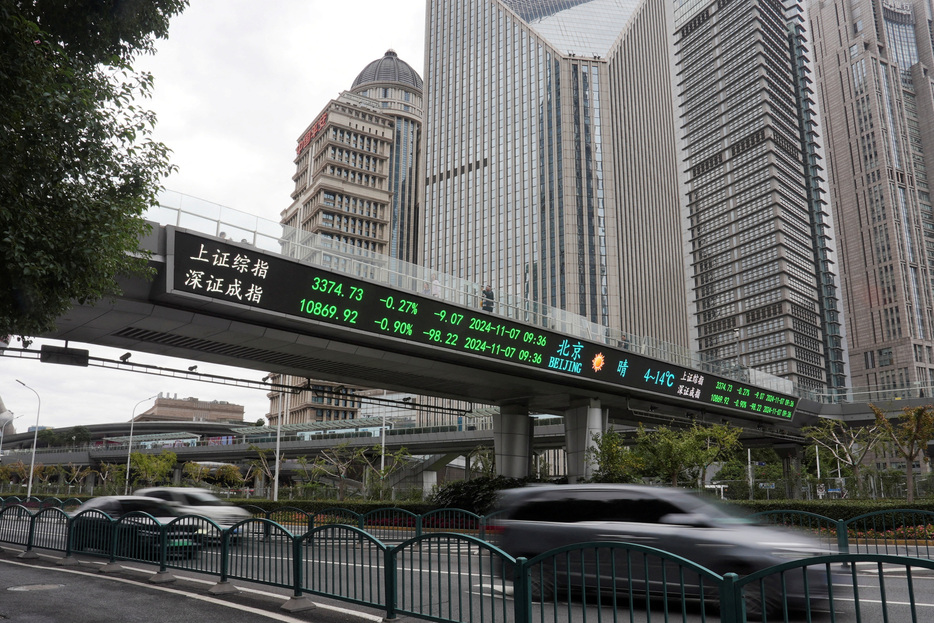 １月６日、中国の主要証券取引所は昨年末から今年初めにかけて、一部の大手投資信託に対し、株式の売却を制限するよう要請していたことが３人の関係筋の話で明らかになった。上海の金融地区で１１月撮影（２０２５年　ロイター/Nicoco Chan）