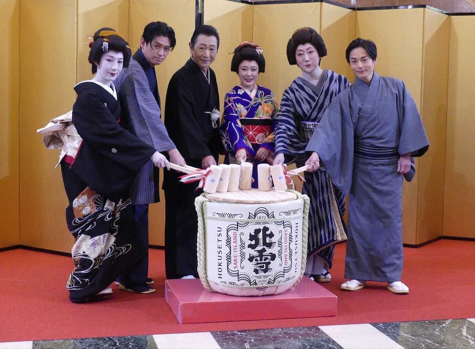 舞台「おちか奮闘記」の初日鏡開きに出席した（左から）瀬戸摩純、賀集利樹、三田村邦彦、丘みどり、河合雪之丞、松本慎也