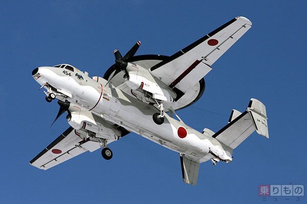 背中に大きなお皿形の警戒レーダーを搭載するE-2C「ホークアイ」早期警戒機（写真出典：航空自衛隊）。