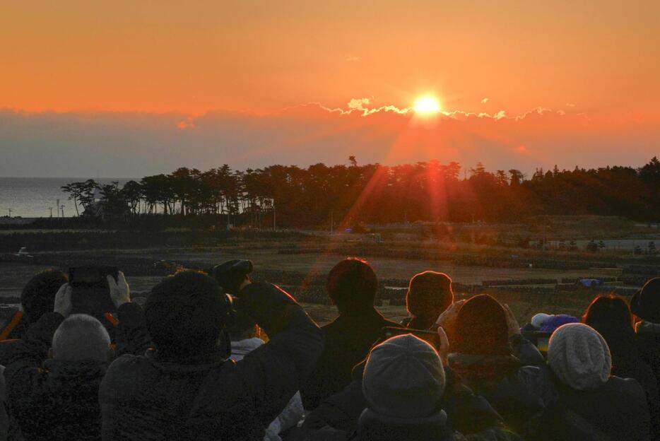 福島県双葉町で初日の出を見る人たち。能登半島地震の被災者へ思いを寄せて平穏な1年を祈った＝1日午前7時4分