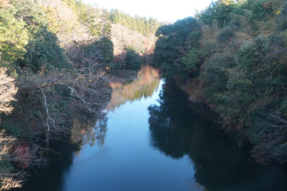 平山～久留里間。カーブが多く、川を越え野を越えといった車窓（2024年12月、安藤昌季撮影）。