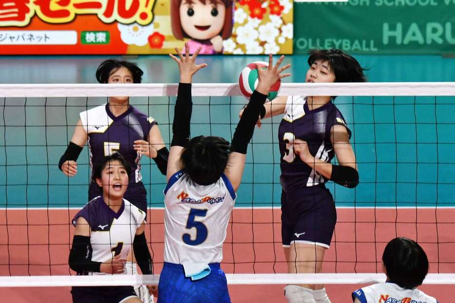 女子２回戦、フェイントで得点を狙う鹿実の北野（３）＝東京体育館