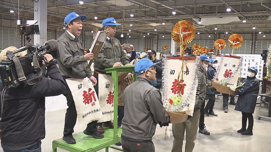 新潟市中央卸売市場で初競り