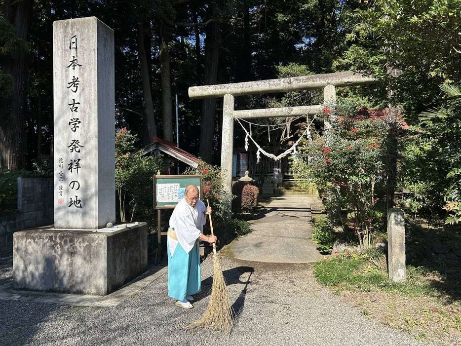 徳川光圀が創建した笠石神社。境内には「日本考古学発祥の地」の記念碑が建つ＝栃木県大田原市（伊沢利幸撮影）