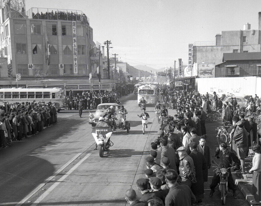 第３３回箱根駅伝　平塚駅北口前の国道１号線を走る日大の川島義明（１９５７年１月３日）