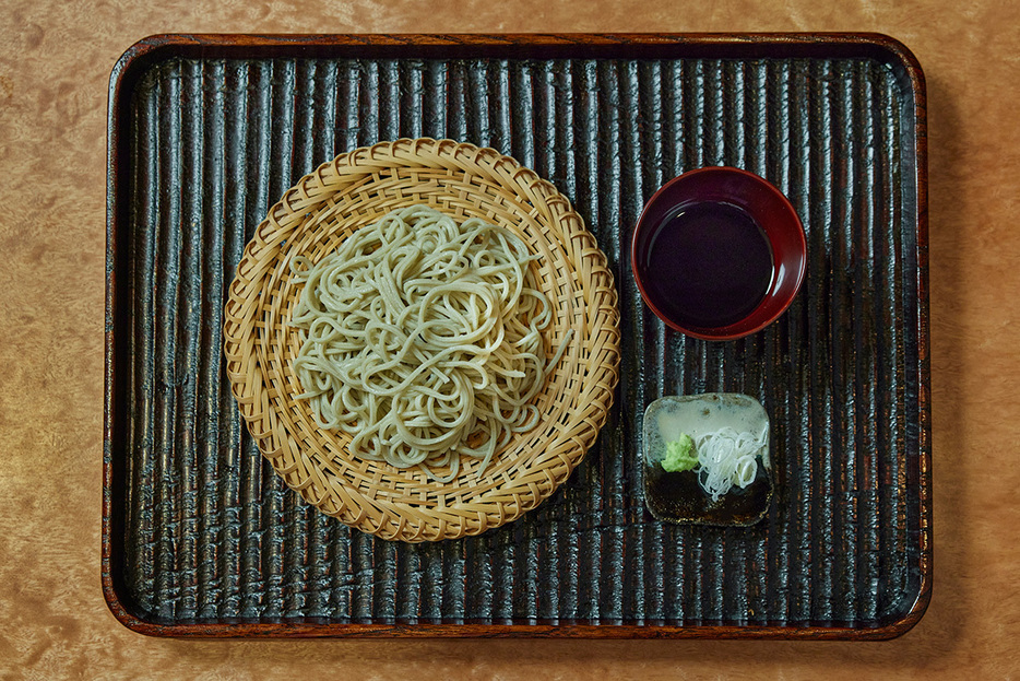 「手打ち蕎麦」は細挽きの十割そば。歯切れがよく、挽きたてならではの香り高さを堪能できる。料理は全てコース6,500円の一例。