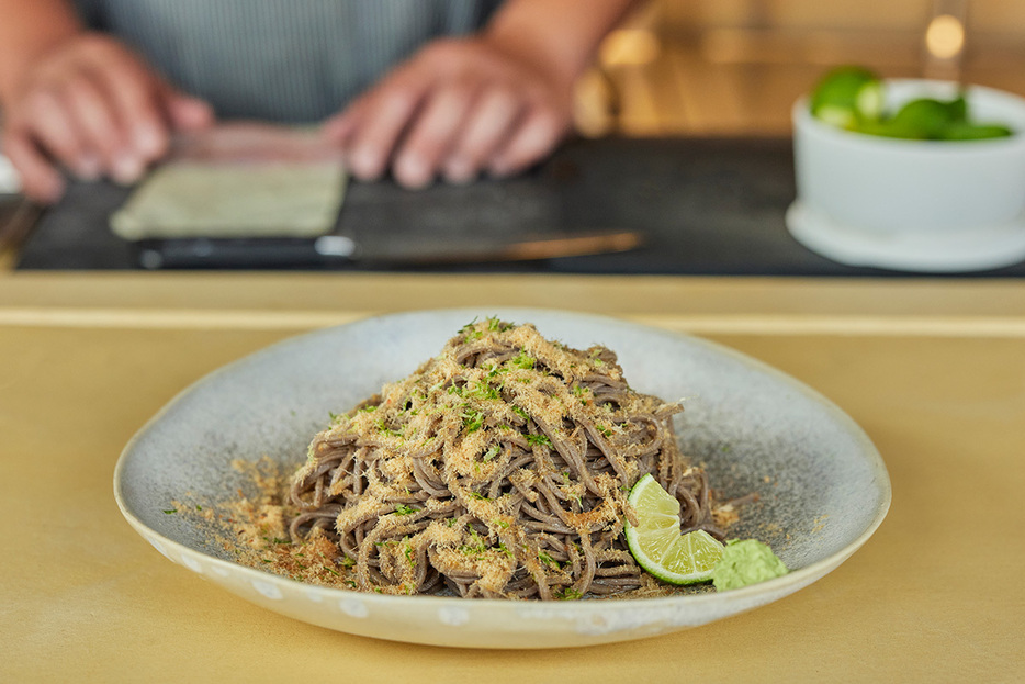 「真鯛節、牡蠣醤油、すだちのまぜ蕎麦」1,200円。ゴマ油と自家製牡蠣醤油で和えたそばに、真鯛節とスダチの皮を削りかけて。お酒のつまみになる味だ。