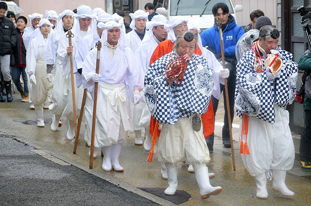 行者姿の地元住民らが肘折温泉街を練り歩いた「さんげさんげ」＝大蔵村