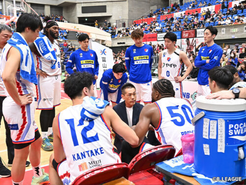 今シーズン好調の福岡を率いる浜口HC（中央）［写真］=B.LEAGUE