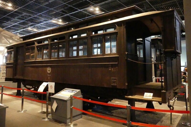 鉄道博物館にある日本の電車の祖「デ963形」（筆者撮影）