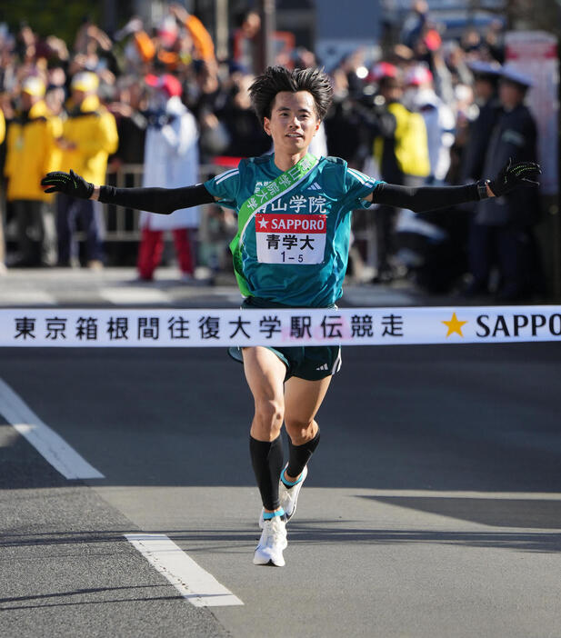 箱根駅伝　往路　1位でゴールする青学大5区若林（撮影・垰建太）