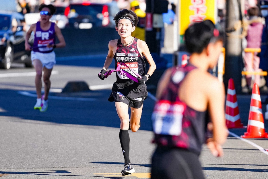 3区の山本歩夢にたすきをつなぐ国学院大2区の平林清澄（撮影・会津　智海）