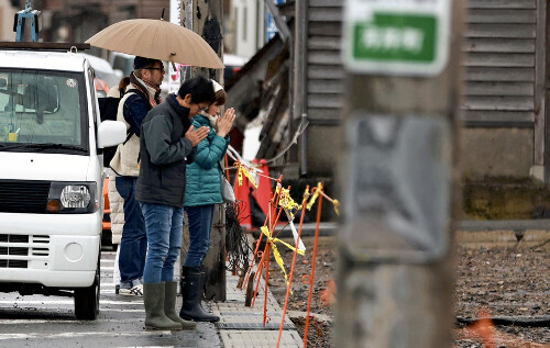 新年２日も輪島朝市通りの周辺では、手を合わせたり、献花をしたりする人たちが訪れていた（石川県輪島市で）＝冨田大介撮影