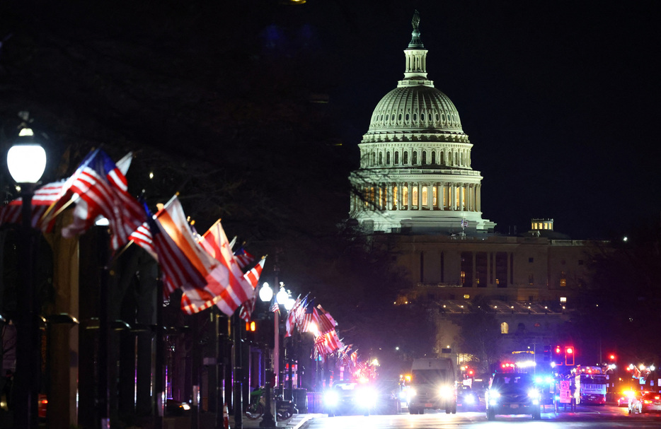 ジョンソン米下院議長（共和党）は１月５日、吹雪の中でも、トランプ氏が勝利した大統領選の結果を議会で正式に承認する手続きを予定通り６日に行う考えを示した。４日、ワシントンで撮影（２０２５年　ロイター/Fabrizio Bensch）