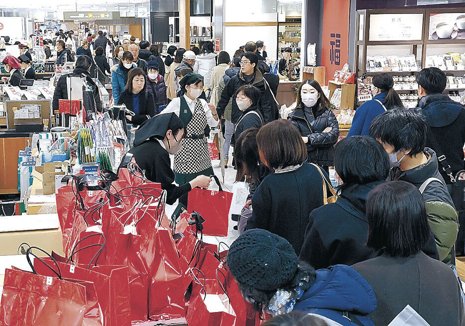 福袋を求める買い物客＝２日、金沢市の香林坊大和