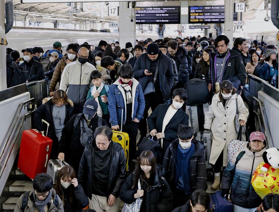 Uターンラッシュがピークを迎え、混雑するJR東京駅の東海道新幹線ホーム＝4日午後