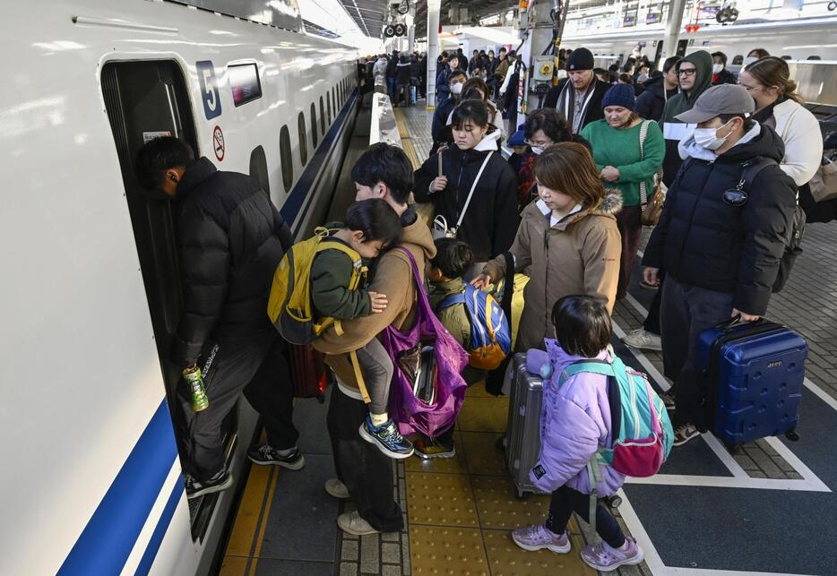 Uターンラッシュがピークを迎え、混雑するJR新大阪駅の新幹線ホーム＝4日午前