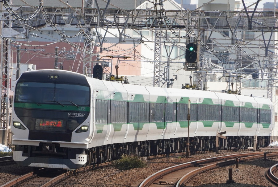 JR東日本のE257系（画像：写真AC）。