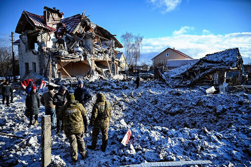 ロシアのミサイル攻撃で破壊された住宅の前に立つ住民ら（４日、ウクライナ・チェルニヒウで）＝ロイター