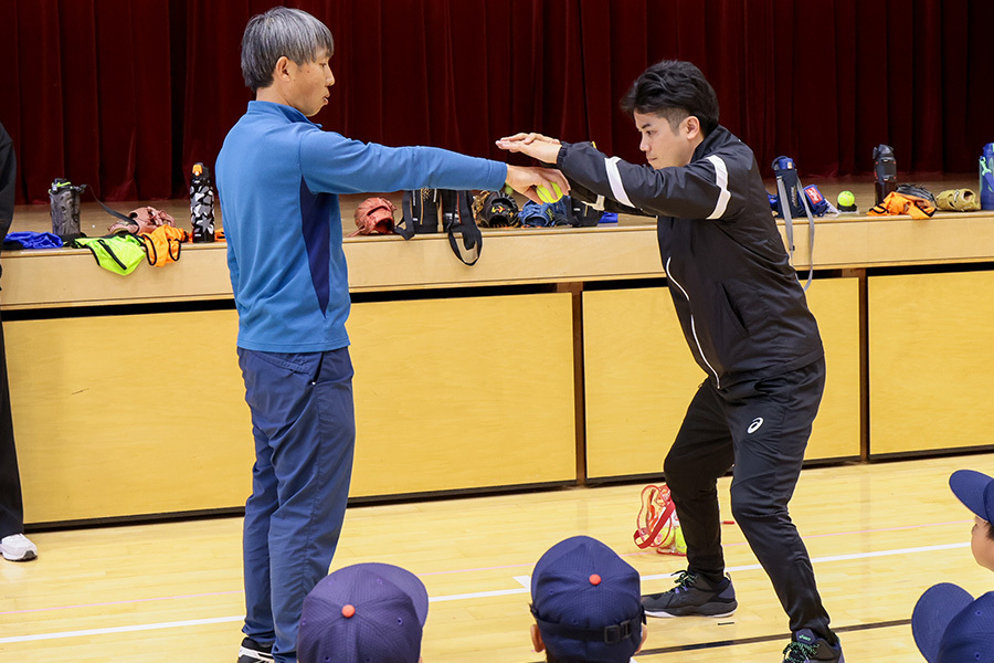 ハンドリングドリルを実演する勝亦陽一教授（左）【写真：伊藤賢汰】