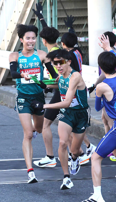 鶴見中継所で青学大２区・黒田朝日にタスキが渡る（カメラ・佐々木　清勝）