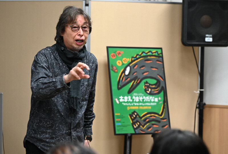 トークイベントで来場者に熱く語りかける宮西達也さん＝宮城県石巻市で2024年12月15日午前11時34分、百武信幸撮影