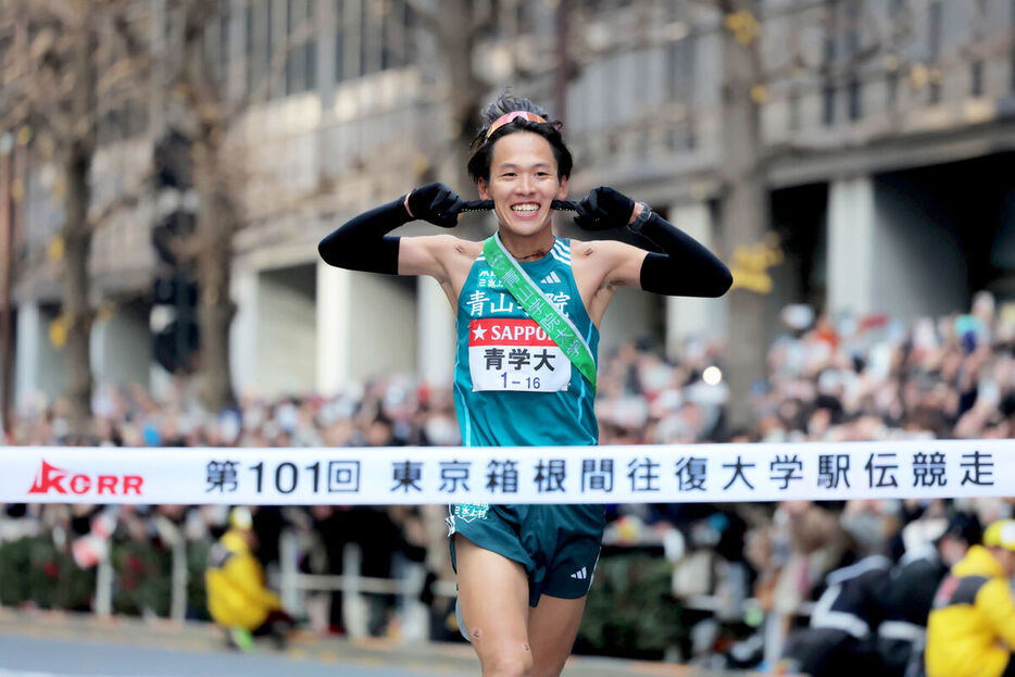 かわいくポーズを決めて総合優勝のゴールテープを切る青学大アンカーの小河原（カメラ・山崎　賢人）