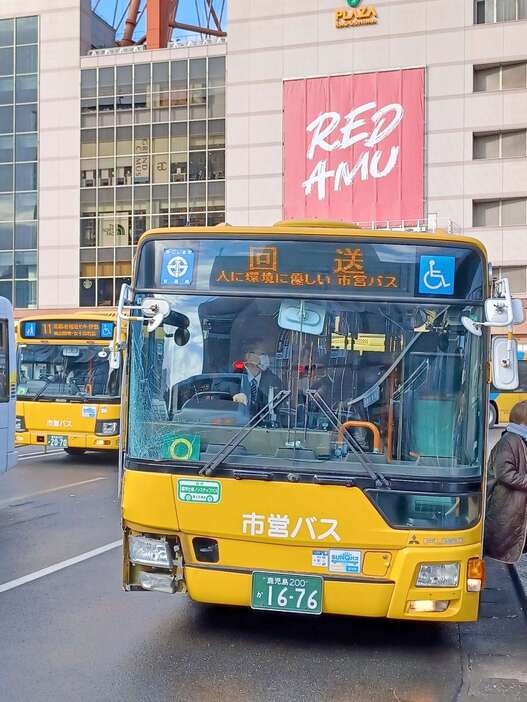 事故を起こした市営バス＝９日午前９時４５分ごろ、鹿児島市の鹿児島中央駅東口バスターミナル