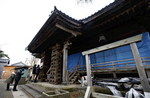 地震で被災した重蔵神社を初詣に訪れた人たち（１日午前８時９分、石川県輪島市で）＝富永健太郎撮影