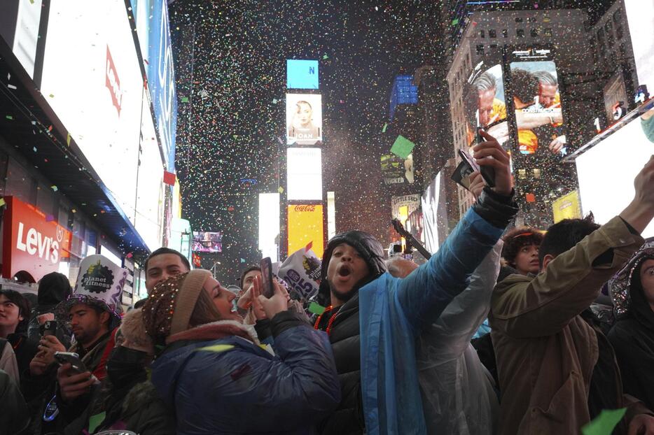 1日、米ニューヨークのタイムズスクエアで新年の到来を祝う人たち（共同）