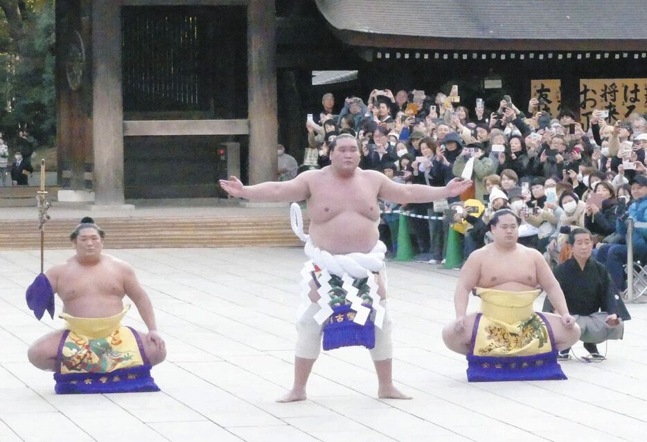 横綱土俵入りを披露する照ノ富士、太刀持ちの尊富士、露払いの錦富士