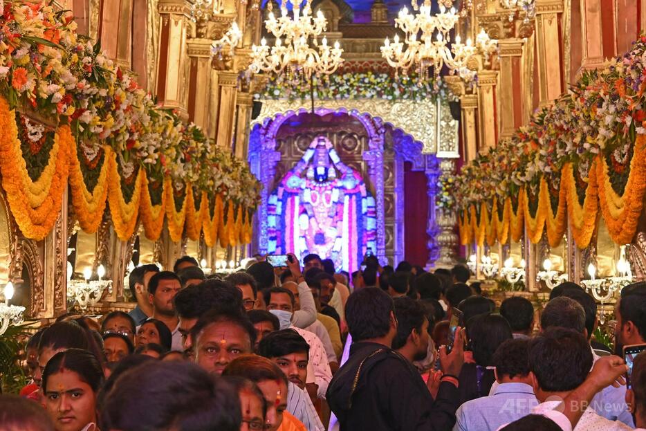 インド・ハイデラバードのベンカツワラ寺院で、新年の祝祭期間中にバイクンタ・エーカーダシ祭を祝うために祈りをささげるヒンズー教徒（2023年1月2日撮影、資料写真）。【翻訳編集】 AFPBB News