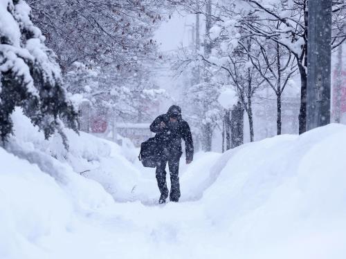 大雪が降る中、道を行く人（９日午後、山形県米沢市で）＝永井秀典撮影