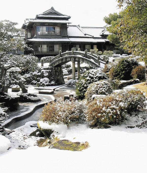 雪化粧した旧伊藤伝右衛門邸（10日午前、福岡県飯塚市で）